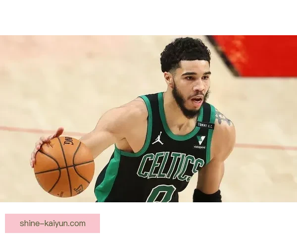 沃克近期表现稳定，状态回暖备受关注。